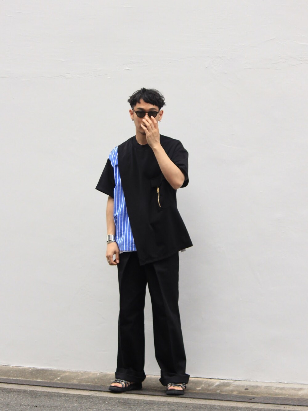 「シンプルコーデ、今日のコーデ、キレイめ、ブラック、ビッグT」｜「CULLNIの【CULLNI】STUDIOUS限定 STRIPE COMBINATION PO（Tシャツ/カットソー、ブラック系）」を使った、うっちゃんさん（メンズ・178cm）の春コーディネートの1枚目の写真