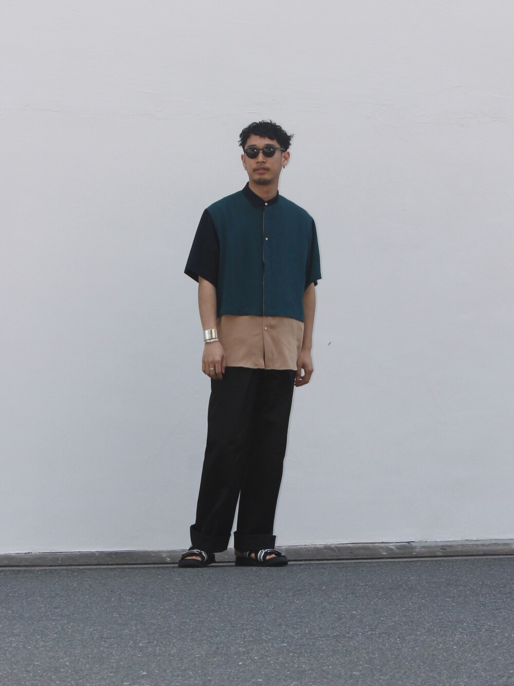 「シンプルコーデ、今日のコーデ、きれいめカジュアル、黒、ビッグT、革靴」｜「CULLNIの【CULLNI】STUDIOUS限定　LAYERED ASYMMETRY S/S SH（シャツ/ブラウス、グリーン系）」を使った、うっちゃんさん（メンズ・178cm）の春コーディネートの1枚目の写真