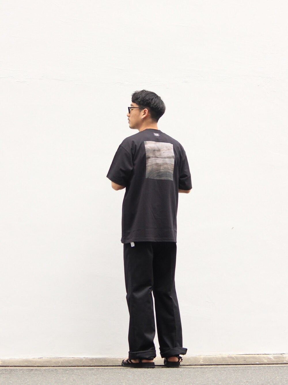 「お洒落さんとつながりたい、リラックススタイル、春コーデ、夏、カジュアル、シンプル」｜「CLANEの【CLANE HOMME】ロゴアートTシャツ / 28105-0821（Tシャツ/カットソー、ブラック系）」を使った、うっちゃんさん（メンズ・178cm）の春コーディネートの1枚目の写真