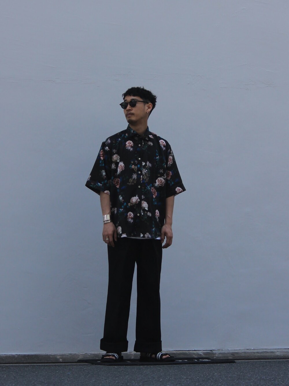 「JOHN LAWRENCE SULLIVANの【 JOHN LAWRENCE SULLIVAN】STUDIOUS限定復刻 総柄Flower S/S Shirt（シャツ/ブラウス、ブラック系）」を使った、うっちゃんさん（メンズ・178cm）の春コーディネートの1枚目の写真