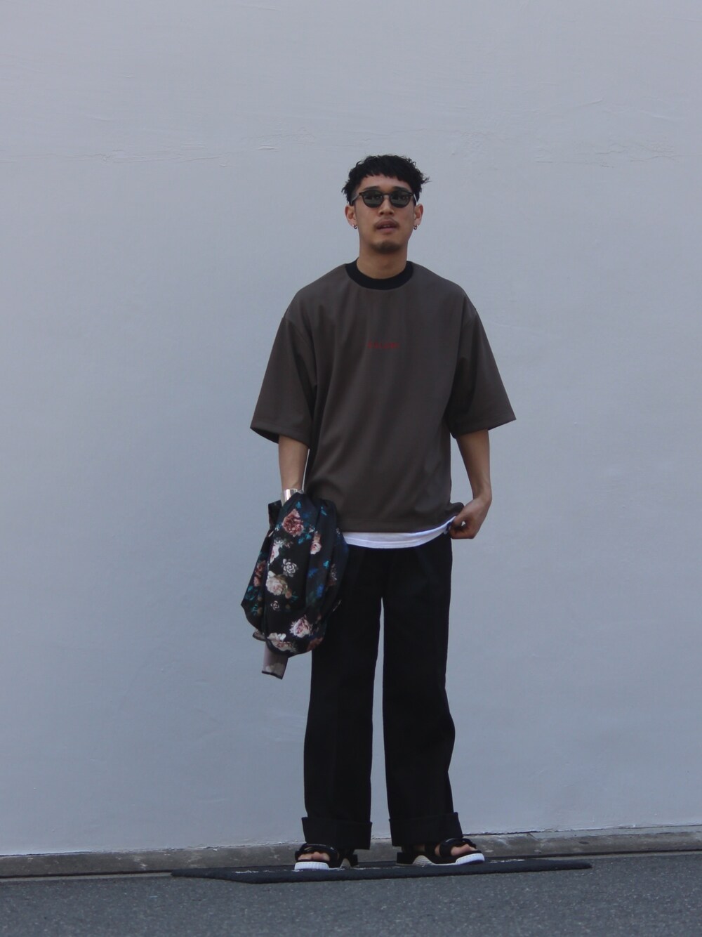「CULLNIの【CULLNI】STUDIOUS限定　クルーネックロゴTシャツ（Tシャツ/カットソー、グリーン系）」を使った、うっちゃんさん（メンズ・178cm）の春コーディネートの1枚目の写真