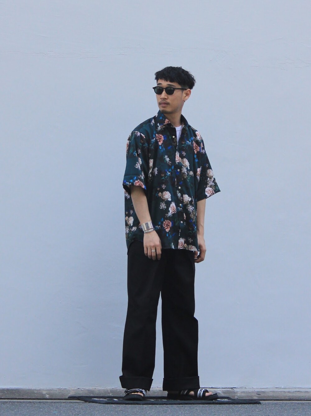 「JOHN LAWRENCE SULLIVANの【 JOHN LAWRENCE SULLIVAN】STUDIOUS限定復刻 総柄Flower S/S Shirt（シャツ/ブラウス、グリーン系）」を使った、うっちゃんさん（メンズ・178cm）の春コーディネートの1枚目の写真