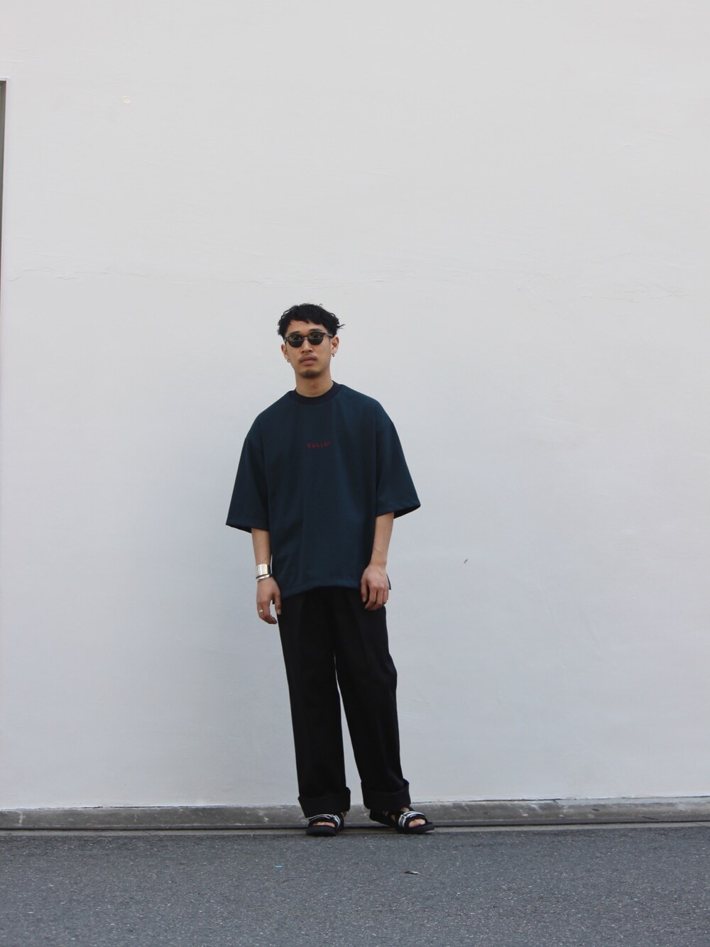 「CULLNIの【CULLNI】STUDIOUS限定　クルーネックロゴTシャツ（Tシャツ/カットソー、グリーン系）」を使った、うっちゃんさん（メンズ・178cm）の春コーディネートの1枚目の写真