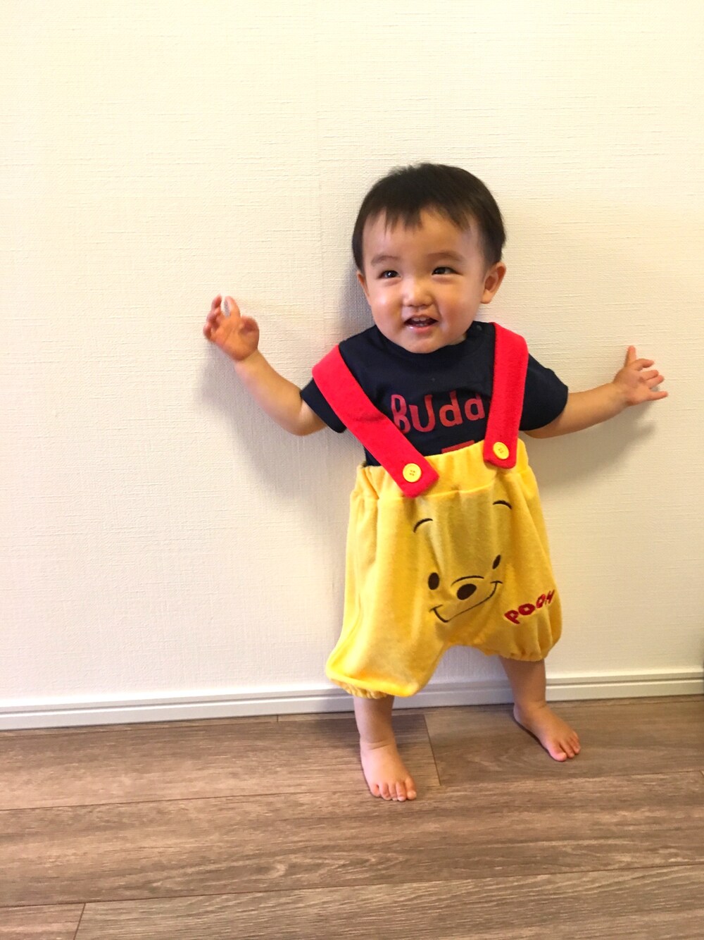 イエロー系のサロペット/オーバーオール、その他のTシャツ/カットソーを着用したキッズの春コーディネートの1枚目の写真