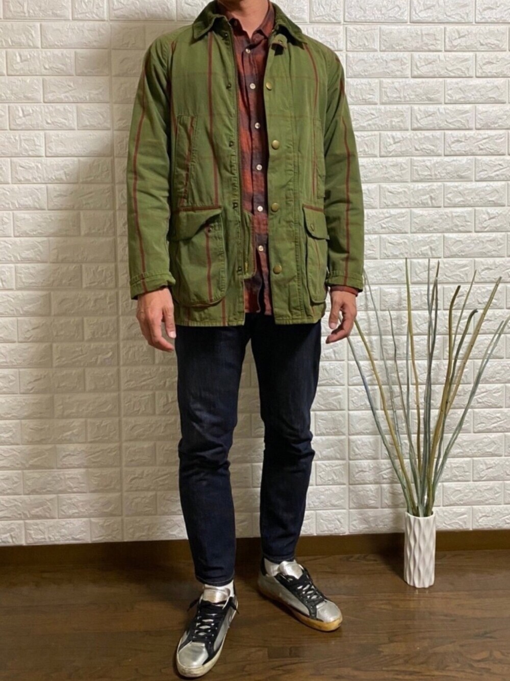 「秋コーデ、大人カジュアル、カーキ、デニム、チェックオンチェック、チェック柄に恋してる、barbour、PORTUGUESE FLANNEL、zozoデニム、GOLDEN GOOSE」｜「PORTUGUESE FLANNELのアイテム（シャツ/ブラウス、ブラウン系）」を使った、51さん（メンズ・173cm）の秋コーディネートの1枚目の写真