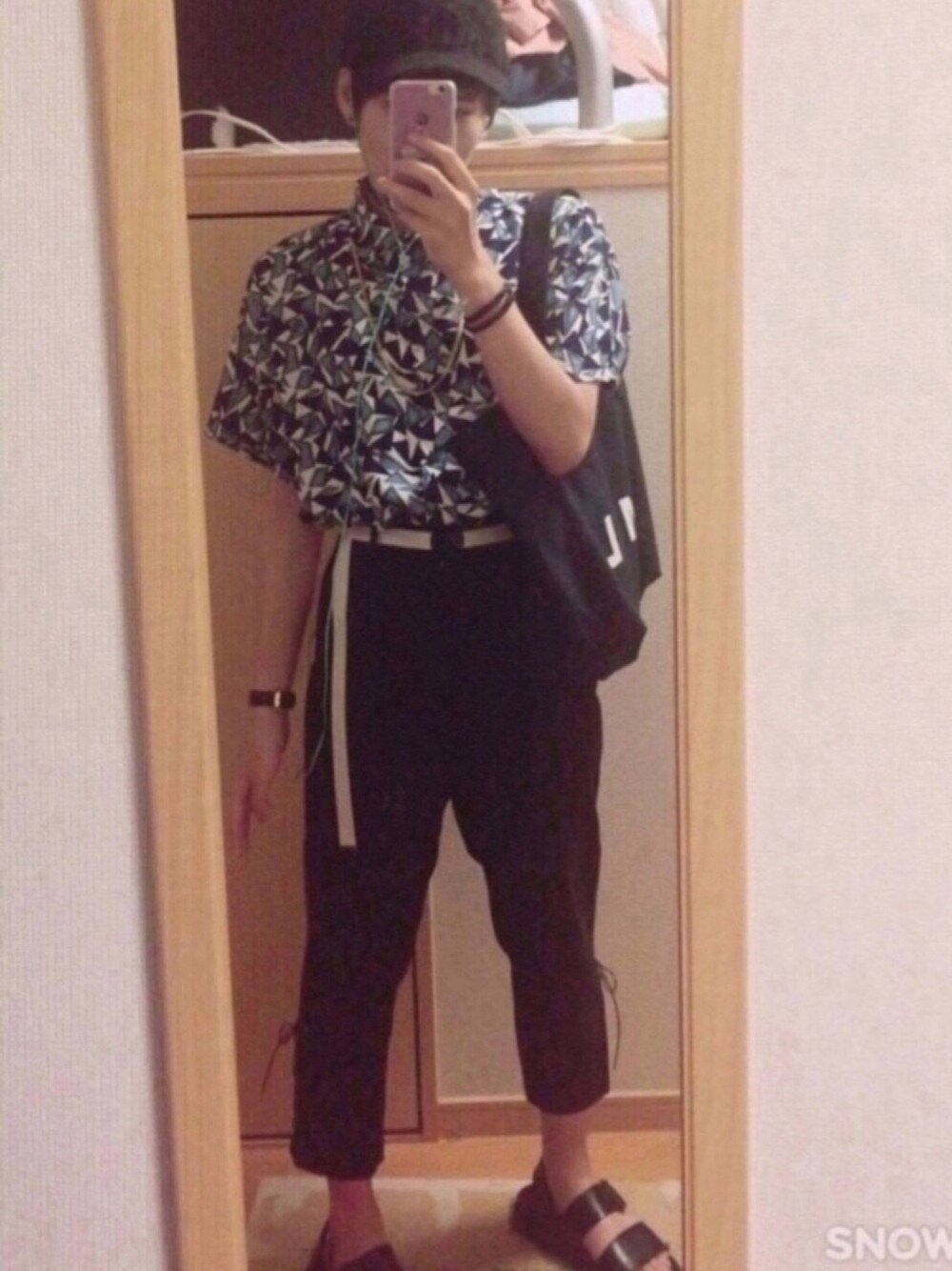 「MHL.のHEAVY COTTON CANVAS（トートバッグ、ブラック系）」を使った、ともひろさん（メンズ・172cm）の夏コーディネートの1枚目の写真