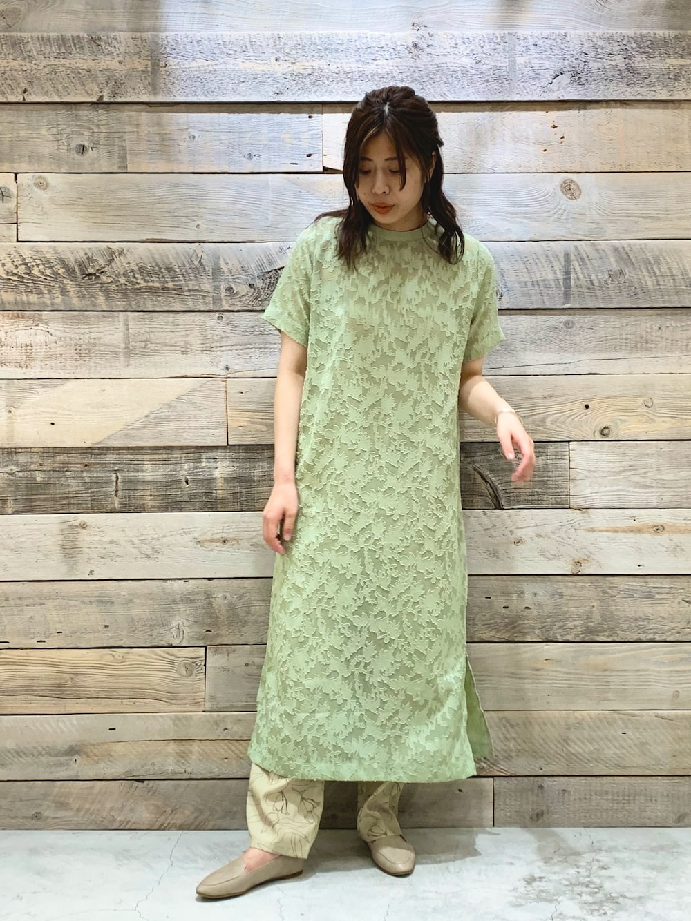 「柄、ジャガード、ワンピース、シアー、柄×柄、透け感」｜「KBFのカットジャガードシアーワンピース（ワンピース、グリーン系）」を使った、サーロイン松浦さん（レディース・165cm）の春コーディネートの1枚目の写真