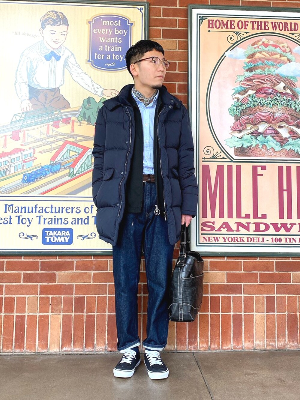 「スニーカー、ディズニーコーデ、大人コーデ、今日のコーデ、デニムパンツ、ネッカチーフ、黒コーデ」｜「鎌倉シャツのアイテム（ダウンジャケット/コート、ブルー系）」を使った、naoki  kamakurashirtさん（メンズ・166cm）の冬コーディネートの1枚目の写真