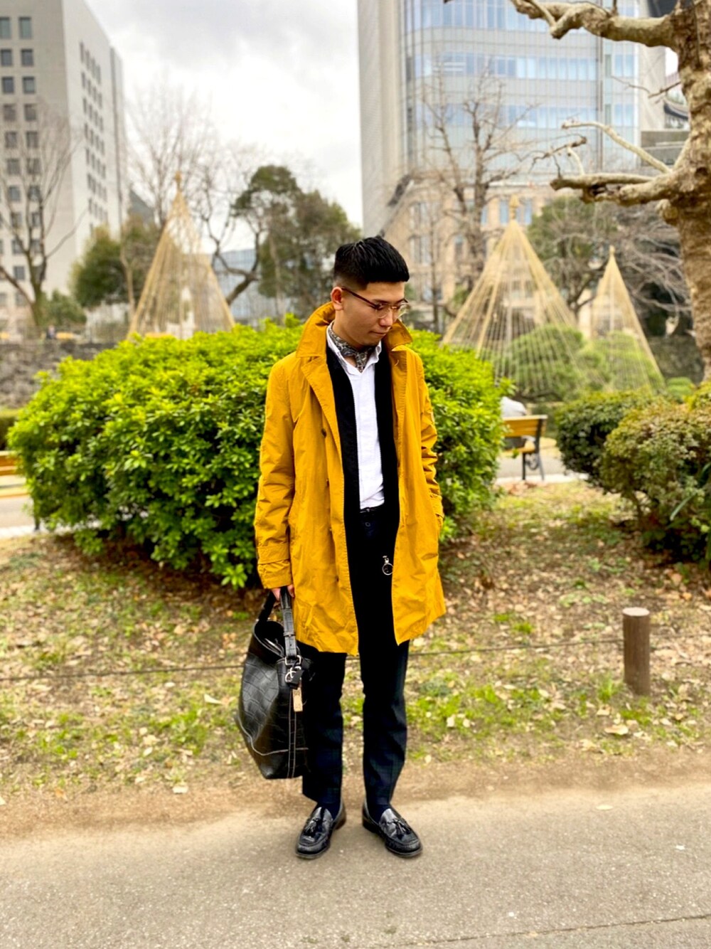 「春、カジュアル、はるコーデ、ステンカラーコート、いいね、save、フォローお願いします🤑、ブラックコーデ」｜「LYLE&SCOTTのアイテム（トレンチコート、イエロー系）」を使った、naoki  kamakurashirtさん（メンズ・166cm）の冬コーディネートの1枚目の写真