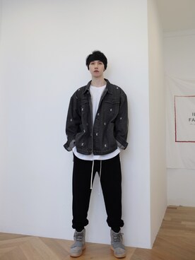「通勤穿搭」｜「アイテム（デニムジャケット）」を使った、哈林哥。さん（メンズ・180cm）の秋コーディネート
