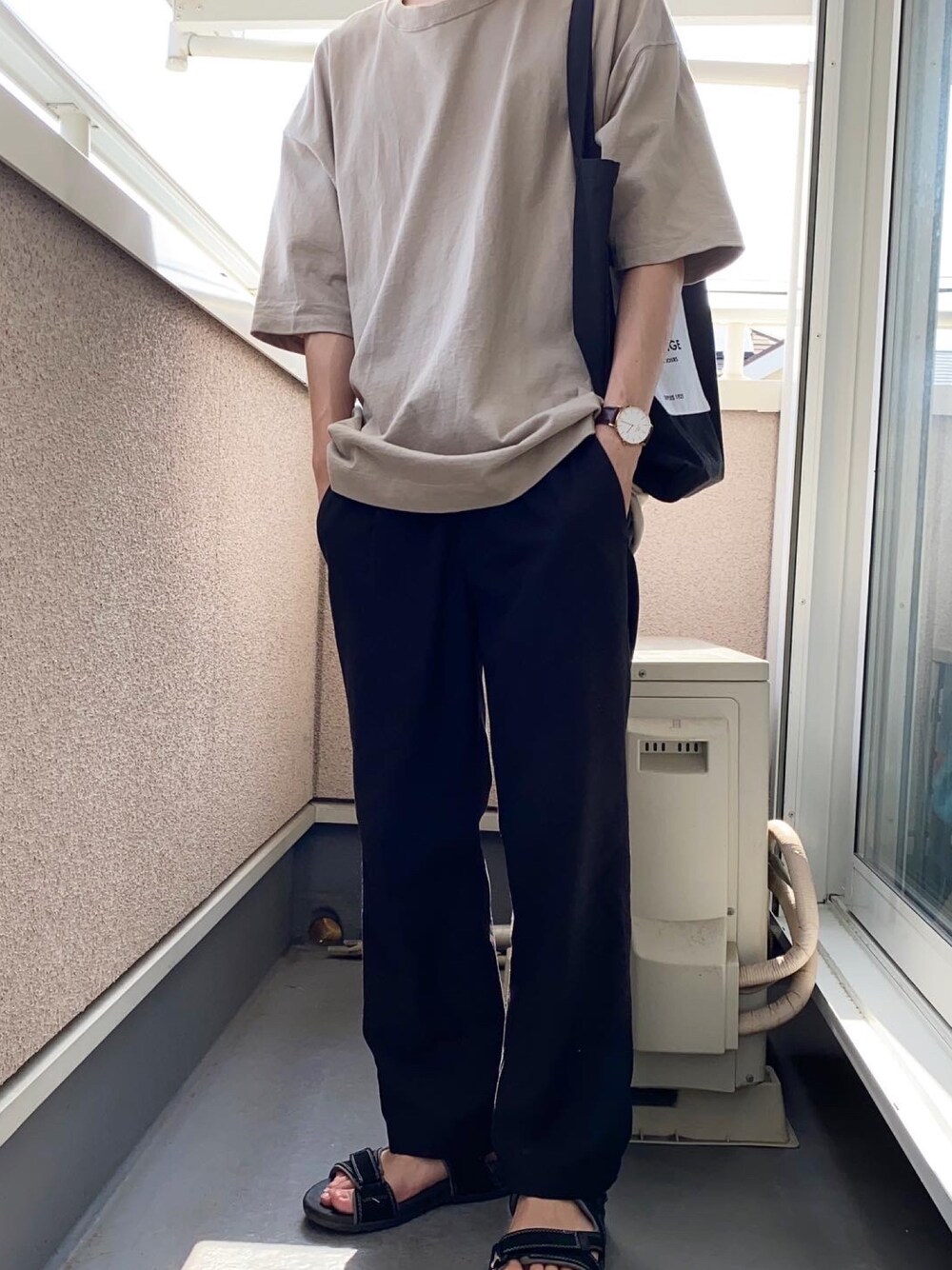 ベージュ系のTシャツ/カットソー、ブラック系のスラックス、ブラウン系のアナログ腕時計を着用したメンズの夏コーディネートの1枚目の写真