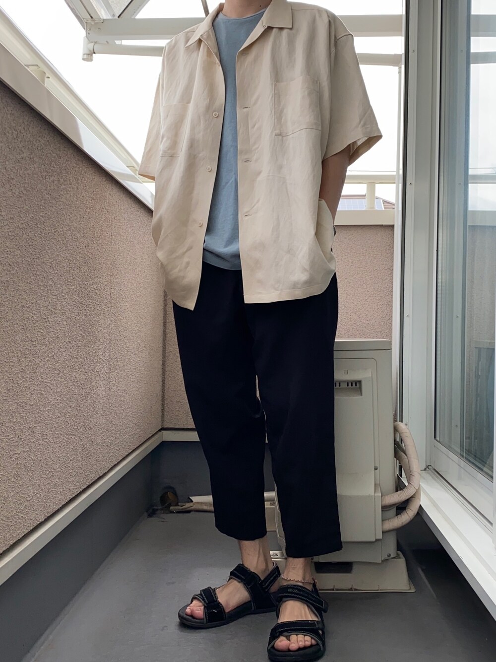 ホワイト系のシャツ/ブラウス、ブラック系のスラックス、ブルー系のTシャツ/カットソーを着用したメンズの夏コーディネートの1枚目の写真