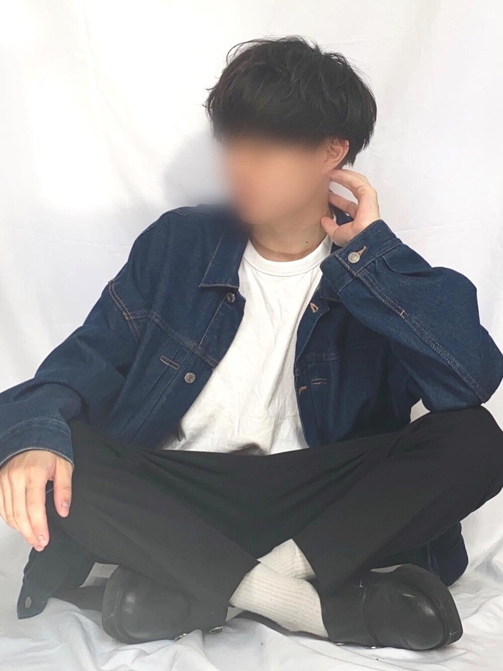 ホワイト系のTシャツ/カットソー、ブルー系のデニムジャケット、ブラック系のスラックスを着用したメンズの夏コーディネートの1枚目の写真