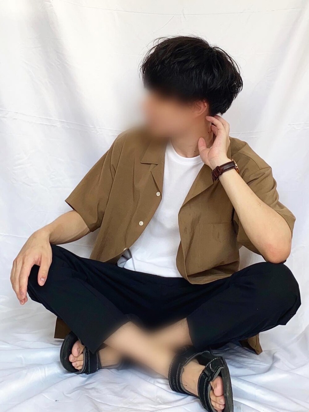 ベージュ系のシャツ/ブラウス、ホワイト系のTシャツ/カットソー、ブラック系のスラックスを着用したメンズの夏コーディネートの1枚目の写真