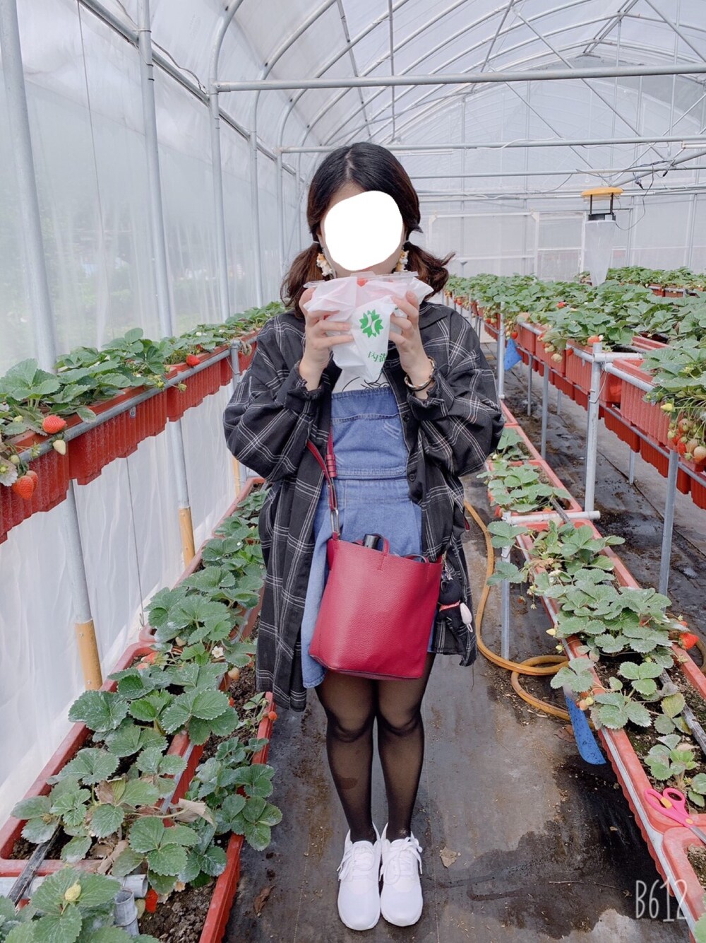「採草莓、雙馬尾、街頭穿搭、球鞋、女人味、白T、小性感、日系極簡、吊帶裙、襯衫」｜「法朵のアイテム（デニムスカート、ブルー系）」を使った、一寧さん（レディース・158cm）の冬コーディネートの1枚目の写真