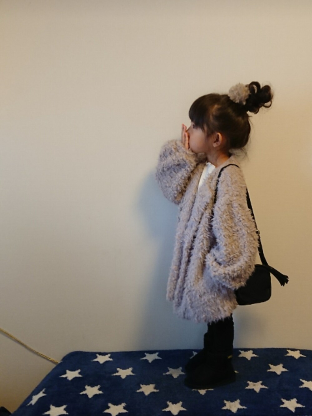 「キッズコーデ、おんなのこ、3歳、お団子ヘアー、モフモフ、ボアブルゾン、ピンク、ムートンブーツ、もけもけ」｜「SEVENDAYS=SUNDAYのロングボアボリュームブルゾン（ブルゾン、ピンク系）」を使った、hinacoccoさん（キッズ・90cm）の秋コーディネートの1枚目の写真