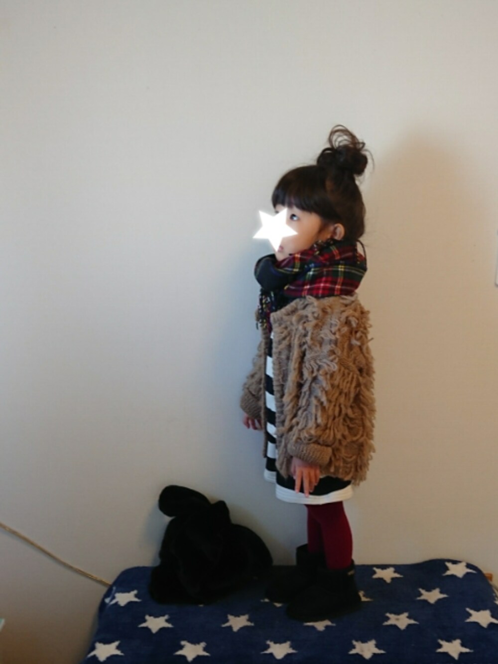 「キッズコーデ、おんなのこ、3歳、おだんごヘアー、ボーダー、リングマフラー、チェック、マフラーぐるぐる、ループカーディガン、もけもけ」｜「CIAOPANIC TYPYの【ママとお揃い】ループフリンジジャケット（カーディガン/ボレロ、ベージュ系）」を使った、hinacoccoさん（キッズ・90cm）の秋コーディネートの1枚目の写真