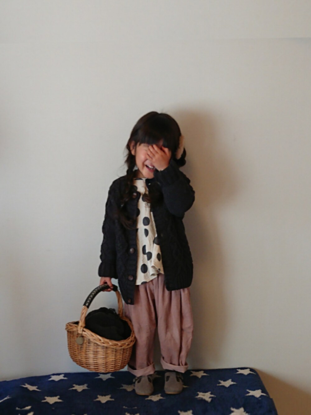 「キッズコーデ、キッズファッション、おんなのこ、3歳、みつあみ、ドット、ざっくりカーデ、ピンク、22j_boutique、おしゃれさんと繋がりたい」｜「♥のアイテム（カーディガン/ボレロ、ブラウン系）」を使った、hinacoccoさん（キッズ・90cm）の冬コーディネートの1枚目の写真