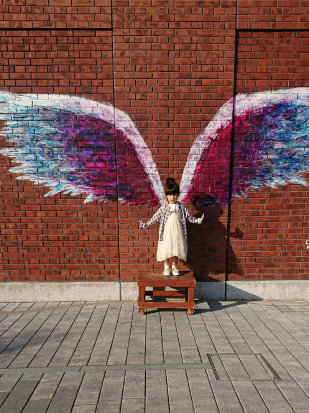「キッズコーデ、おんなのこ、3歳、おだんごヘアー、チュールワンピ、チェックシャツ、コンバース、韓国こども服、インスタ映え、おしゃれさんと繋がりたい」｜「ZARAのアイテム（Tシャツ/カットソー、ホワイト系）」を使った、hinacoccoさん（キッズ・100cm）の春コーディネートの1枚目の写真