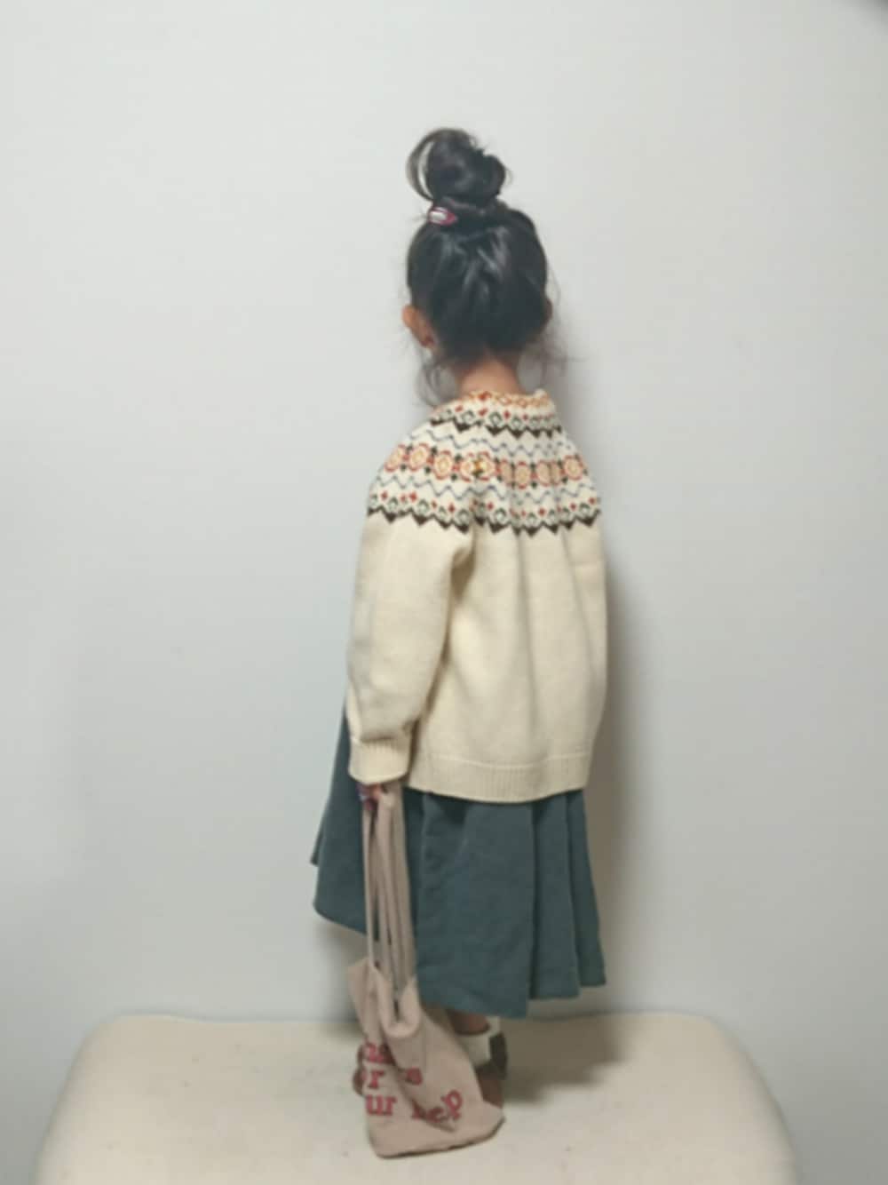 「キッズコーデ、おんなのこ、おだんごヘアー、韓国ファッション、monmimi、22j_boutique、カーディガン、ワンピース、ナチュラル、ガーリー」｜「22j-boutiqueのアイテム（ワンピース、グレー系）」を使った、hinacoccoさん（キッズ・100cm）の秋コーディネートの1枚目の写真