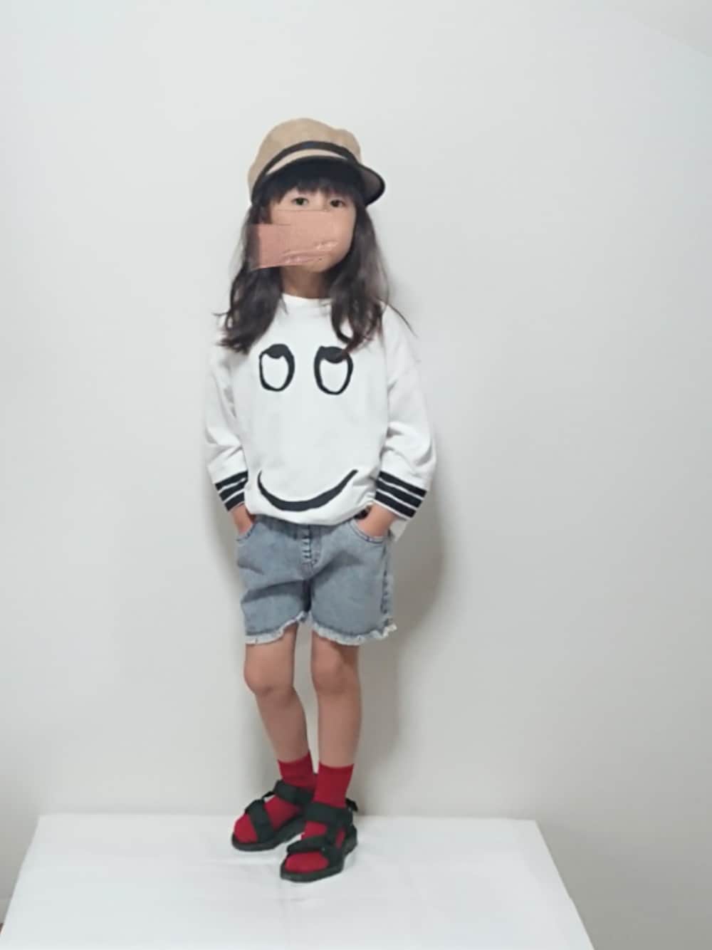 「キッズコーデ、THE NORTH FACE、ハイクキャップ、デニムショートパンツ、ケミカルウォッシュ、ZARA、ケミカルデニム、赤靴下、サンダルに靴下、スポーツサンダル」｜「ZARAのアイテム（Tシャツ/カットソー、ホワイト系）」を使った、hinacoccoさん（キッズ・100cm）の春コーディネートの1枚目の写真