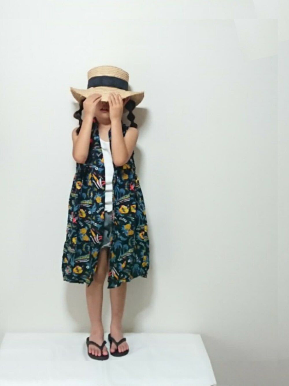 「キッズコーデ、おんなのこ、カンカン帽、たまねぎヘアー、アロハ柄、アロハ部2019、ショートパンツ、レイヤードスタイル、夏コーデ、ビーチサンダル」｜「URBAN RESEARCH DOORSのブルーダイヤ　Bluedia Beach Sandal(KIDS)（サンダル、ブラック系）」を使った、hinacoccoさん（キッズ・100cm）の夏コーディネートの1枚目の写真