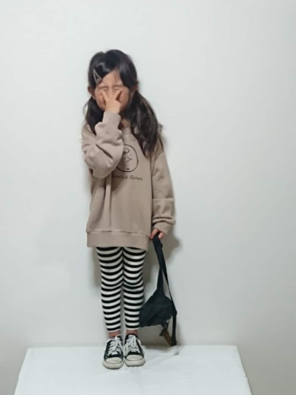 「ラブアンドピース2019、キッズコーデ、ツインテール、チャーリー・ブラウン、オーバーサイズ、スウェット、レギンス、ボーダーレギンス、コンバース、チェッカーずまつり2019秋告知」｜「FREAK'S STOREのFREDRIK PACKERS/フレドリックパッカーズ　210D ACTIVE PACK（サコッシュ）（ボディバッグ/ウエストポーチ、ブラック系）」を使った、hinacoccoさん（キッズ・100cm）の秋コーディネートの1枚目の写真