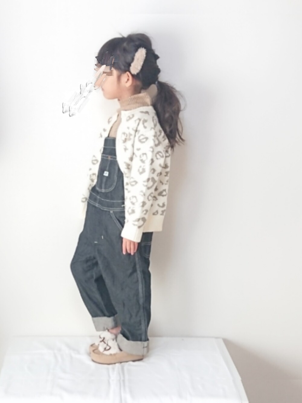 「キッズコーデ、おんなのこ、レオパード、カーディガン、サロペット、ファーモカシン、ふわふわ、ファー小物、タートルネック、秋サロペ2019○○派告知」｜「SWAP MEET MARKETのジャズテレコ ボクシーハイネックセーター（ニット/セーター、ベージュ系）」を使った、hinacoccoさん（キッズ・100cm）の秋コーディネートの1枚目の写真