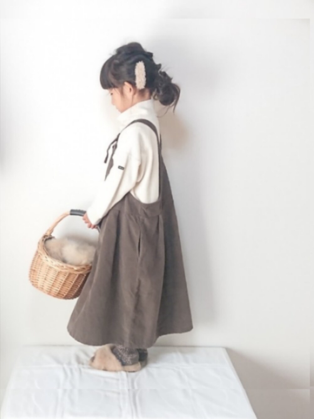 「キッズコーデ、ワンピース、コーデュロイ、ブラウンコーデ、ファー小物、ファーサンダル、かごバッグ、ジャガードソックス、韓国子供服、panda」｜「pandaのアイテム（ワンピース/ドレス、ブラウン系）」を使った、hinacoccoさん（キッズ・100cm）の秋コーディネートの1枚目の写真