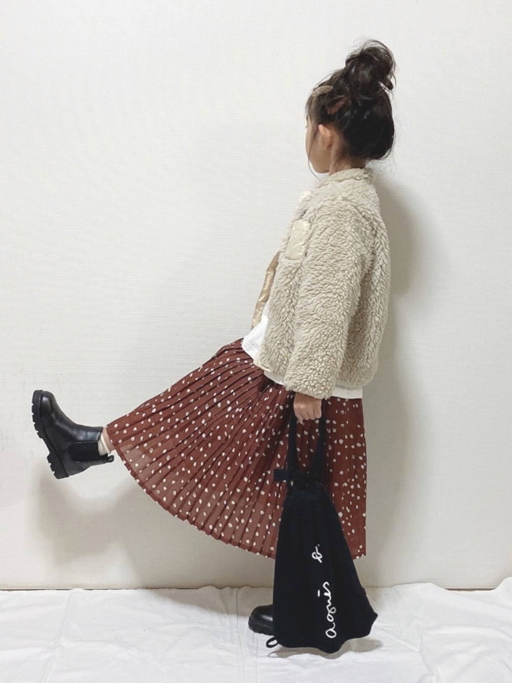 「キッズコーデ、おだんごヘアー、パタゴニア、レトロX、もこもこ、ドット、ロングスカート、プリーツスカート、サイトゴアブーツ、レザーLOVEスナップ」｜「きのこたけのこどっちのこ⁈告知のアイテム（ラッピングキット、その他）」を使った、hinacoccoさん（キッズ・110cm）の秋コーディネートの1枚目の写真