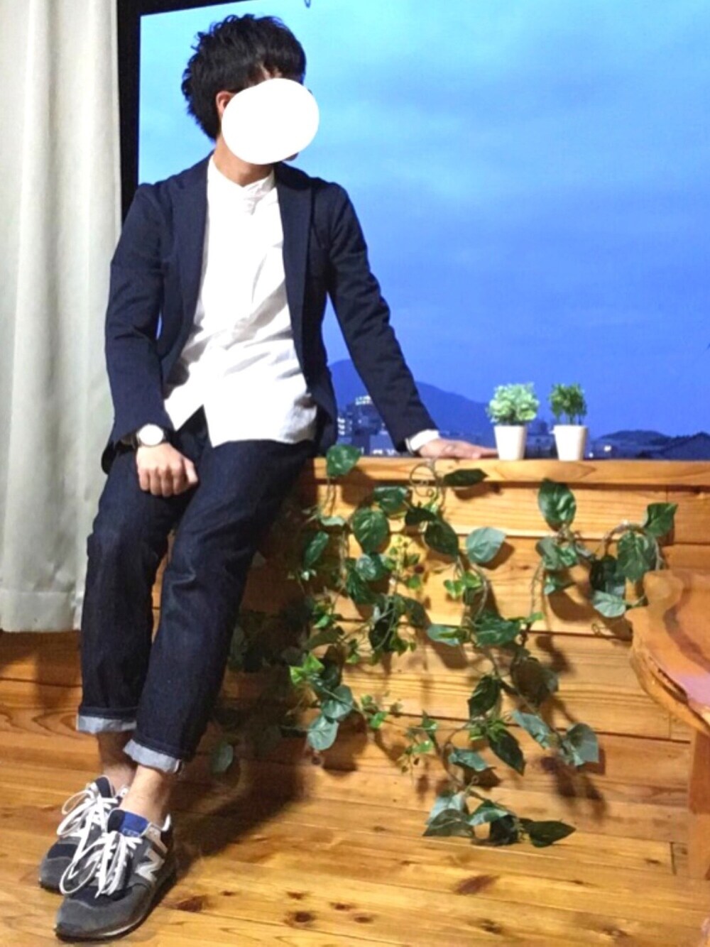 ホワイト系のシャツ/ブラウス、ブルー系のテーラードジャケット、ブルー系のデニムパンツを着用したメンズの春コーディネートの1枚目の写真