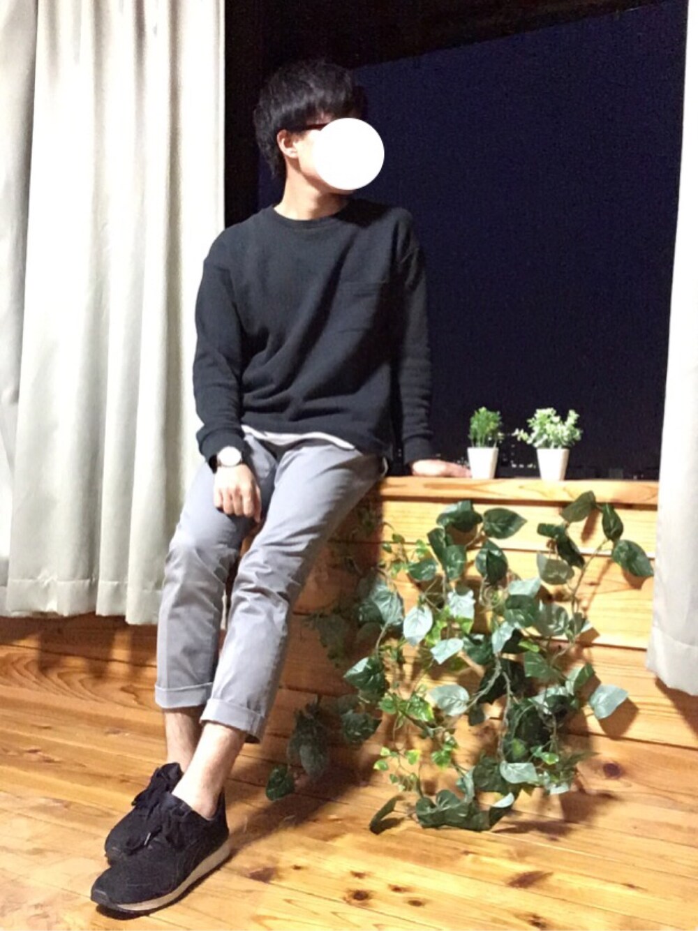 ブラック系のスウェット、ホワイト系のタンクトップ、グレー系のチノパンツを着用したメンズの春コーディネートの1枚目の写真