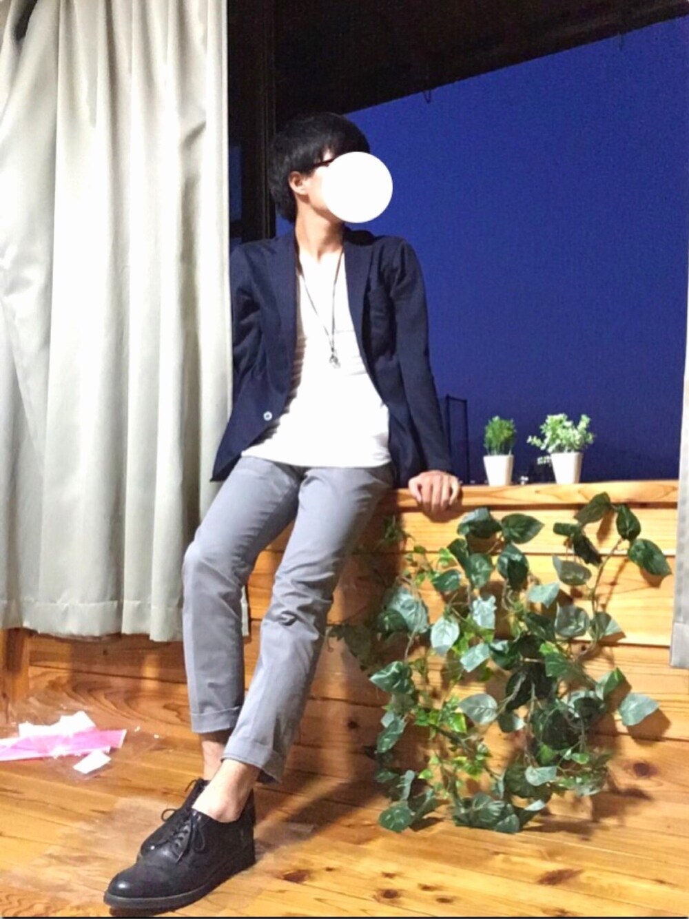 グレー系のチノパンツ、ホワイト系のタンクトップ、ブルー系のテーラードジャケットを着用したメンズの春コーディネートの1枚目の写真