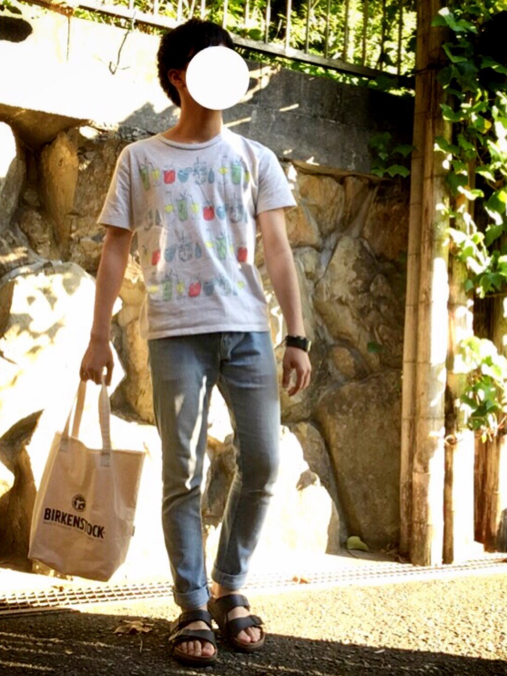 グレー系のTシャツ/カットソー、ブルー系のその他パンツ、ブラック系のサンダルを着用したメンズの夏コーディネートの1枚目の写真