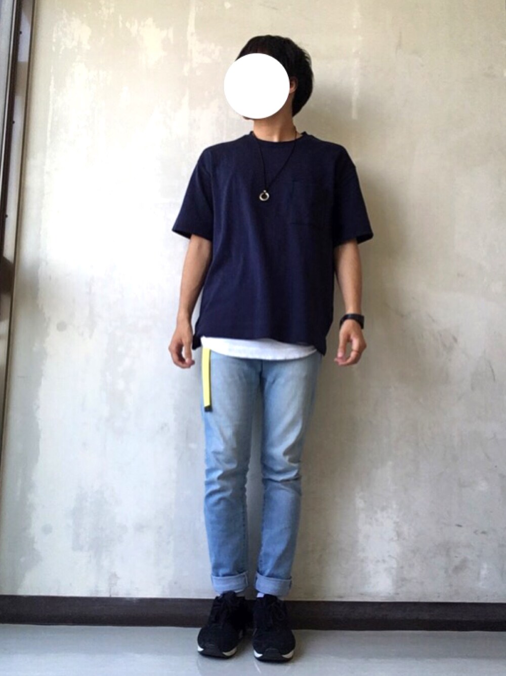 ブルー系のTシャツ/カットソー、ホワイト系のタンクトップ、ブルー系のその他パンツを着用したメンズの夏コーディネートの1枚目の写真