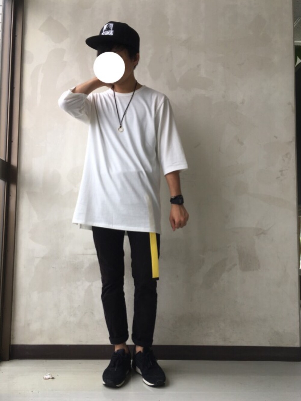 ホワイト系のTシャツ/カットソー、ブラック系のその他パンツ、ブラック系のスニーカーを着用したメンズの夏コーディネートの1枚目の写真