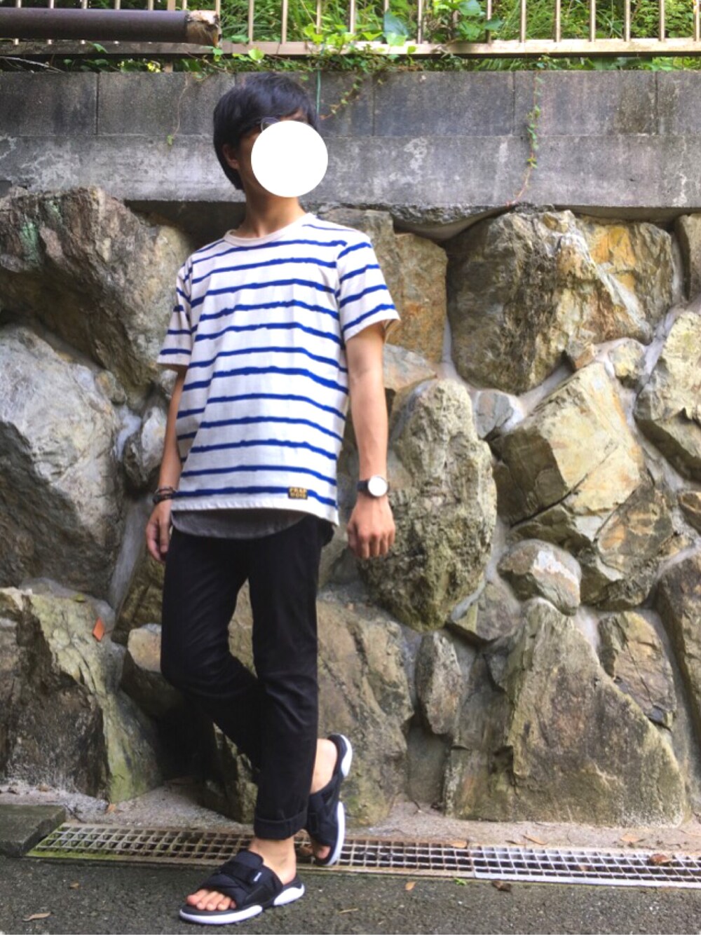 ベージュ系のTシャツ/カットソー、グレー系のタンクトップ、ブラック系のその他パンツを着用したメンズの夏コーディネートの1枚目の写真