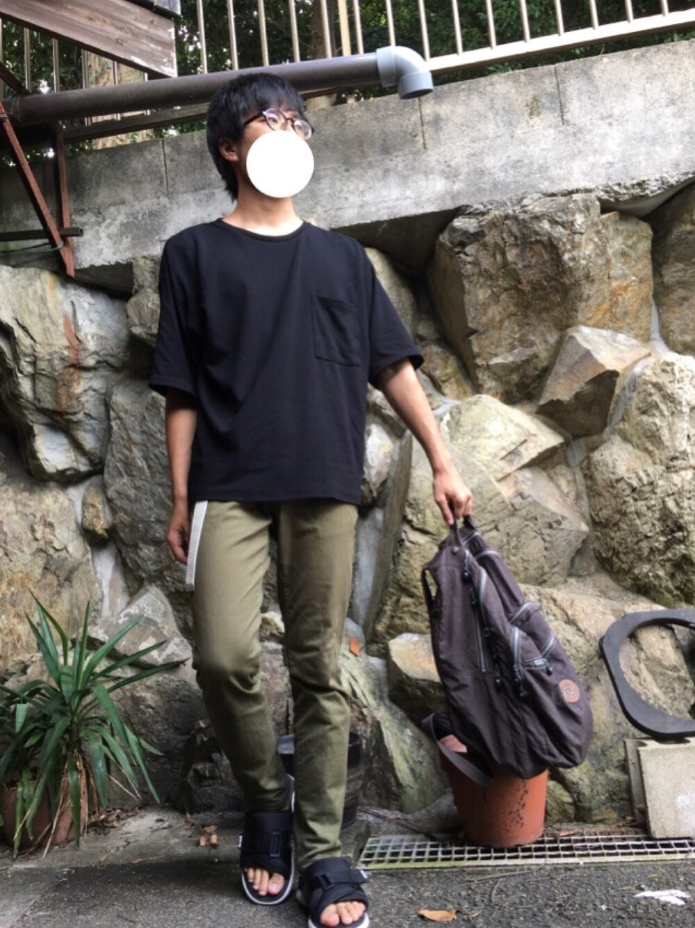 ブラック系のTシャツ/カットソー、グリーン系のその他パンツ、ブラック系のサンダルを着用したメンズの秋コーディネートの1枚目の写真