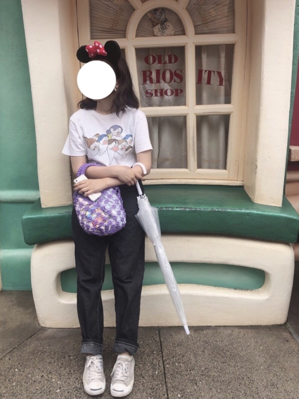 「休日スタイル、ディズニー、ディズニーコーデ、夏、シンプル、Tシャツ、プリントT、メンズライク、パンツスタイル、スニーカーコーデ」｜「UNIQLOのアイテム（Tシャツ/カットソー、ホワイト系）」を使った、ブラータチーズさん（レディース・160cm）の夏コーディネートの1枚目の写真