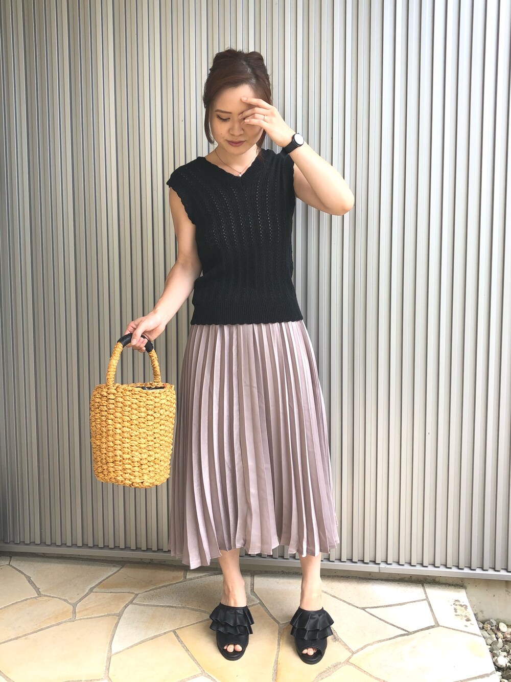 「夏コーデ、シンプル、プリーツスカート、おしゃれさんと繋がりたい、プチプラコーデ、プチプラ、大人カジュアル、休日コーデ、サマーニット、きれいめカジュアル」｜「GRLのバケットカゴバッグ（かごバッグ、ベージュ系）」を使った、SAItoooooさん（レディース・158cm）の夏コーディネートの1枚目の写真