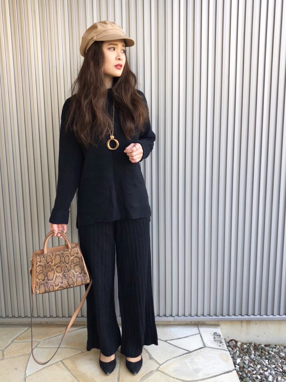「プチプラ、ニット、セットアップ、きれいめカジュアル、ラクチンコーデ、ootd、ワイドパンツ、パンツスタイル、ブラック、パイソン柄」｜「OZOCのアイテム（その他パンツ、ブラック系）」を使った、SAItoooooさん（レディース・158cm）の春コーディネートの1枚目の写真