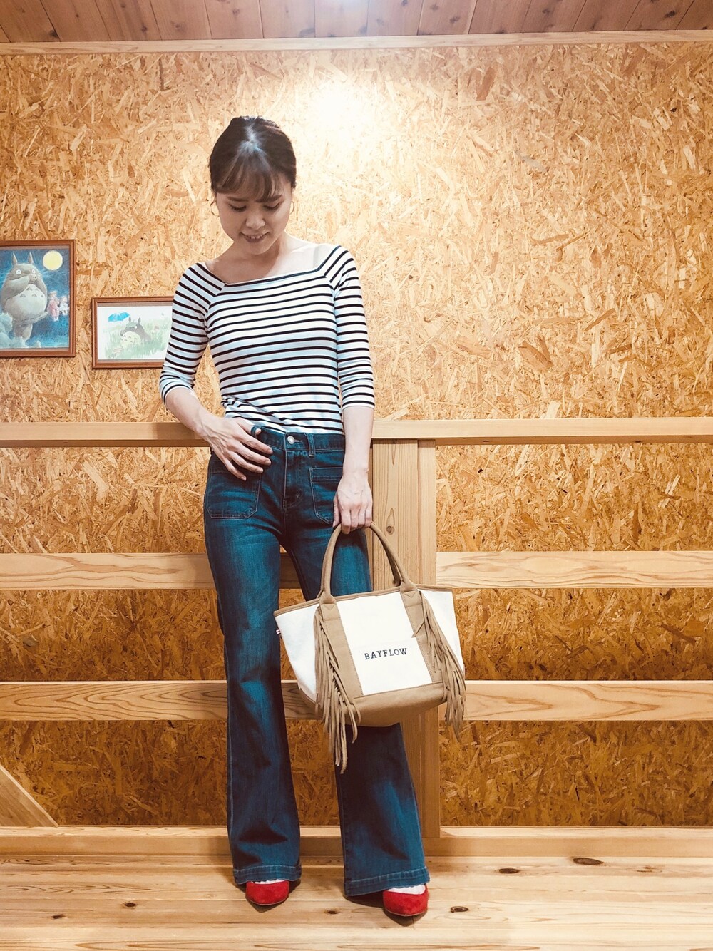 ホワイト系のTシャツ/カットソー、ブルー系のデニムパンツ、ベージュ系のトートバッグを着用したレディースの夏コーディネートの1枚目の写真