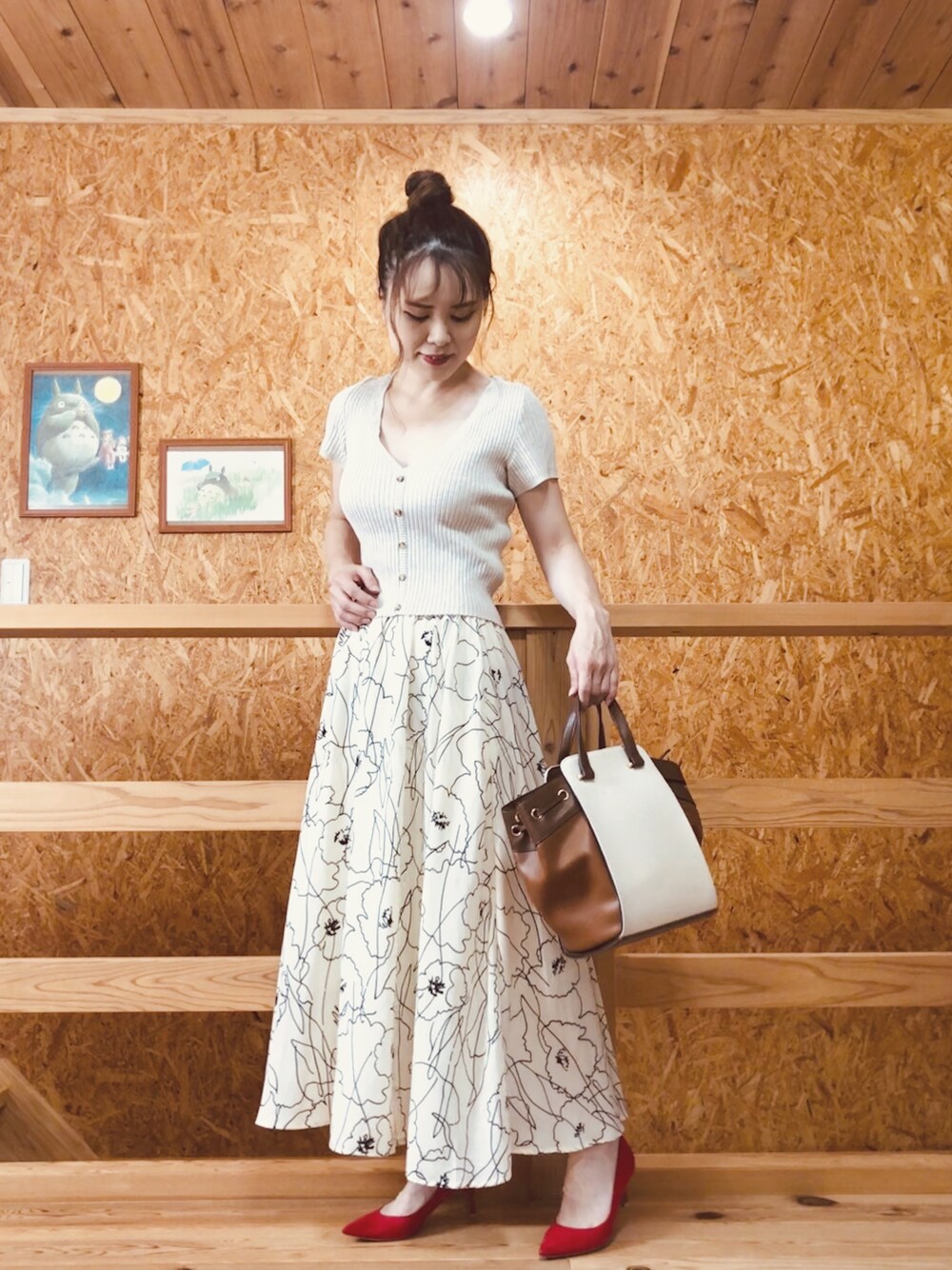 ホワイト系のスカート、レッド系のパンプス、ブラウン系のハンドバッグを着用したレディースの夏コーディネートの1枚目の写真