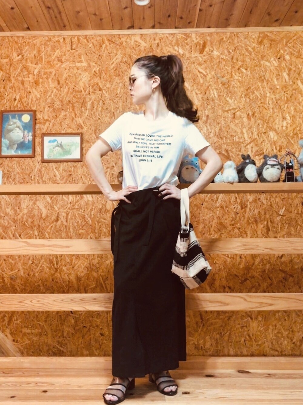「オトナカジュアル、カジュアルコーデ、モノトーン、モノトーンコーデ、シンプル、ootd、サンダル、ブラック、今日のコーデ、おしゃれさんと繋がりたい」｜「FOREVER 21のアイテム（Tシャツ/カットソー、ホワイト系）」を使った、SAItoooooさん（レディース・159cm）の秋コーディネートの1枚目の写真