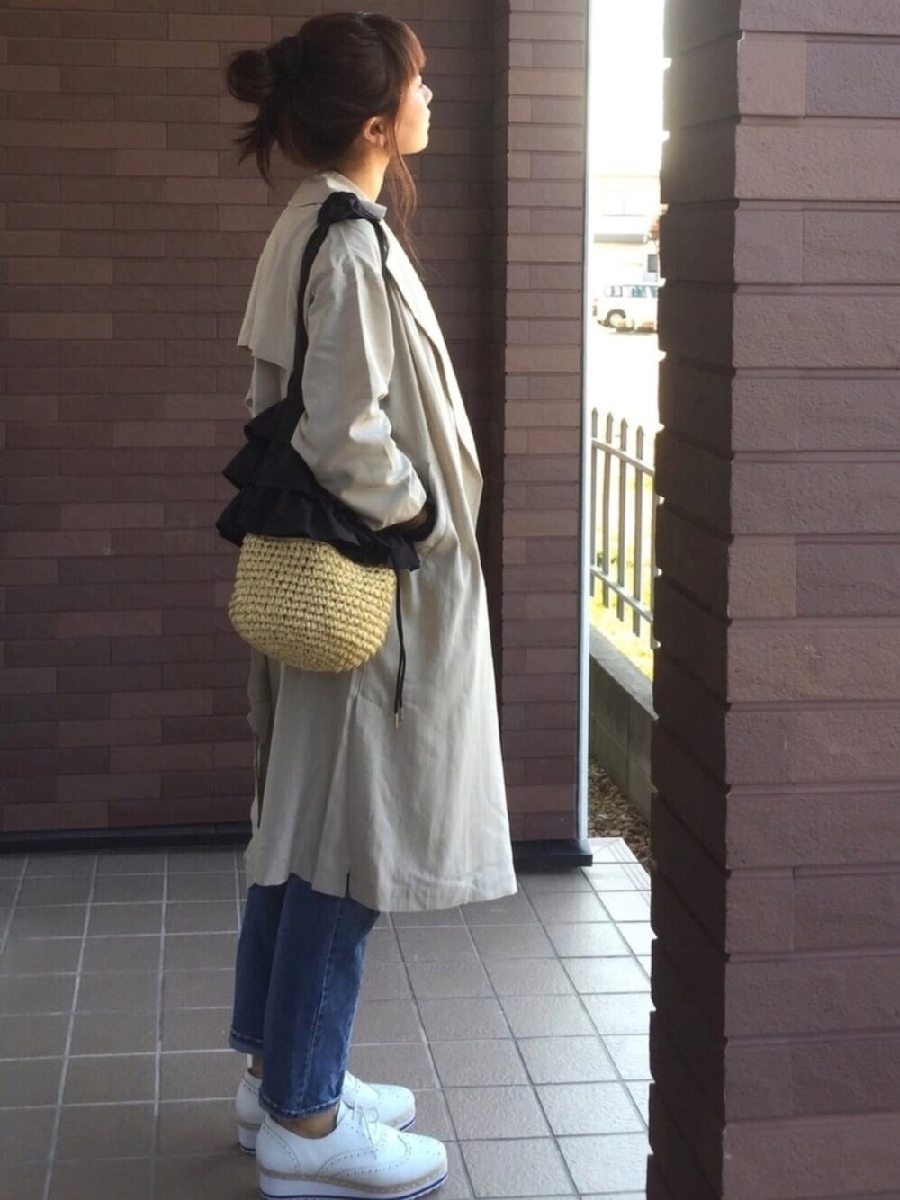 「きれいめカジュアル、ボーダートップス、デニム、かごバッグ、トレンチコート、厚底シューズ、サッシュベルト、オトナ女子、春コーデ」｜「ORiental TRafficの【先行予約】春夏新作★厚底レースアップシューズ★7114（パンプス、ホワイト系）」を使った、mayuさん（レディース・165cm）の冬コーディネートの1枚目の写真