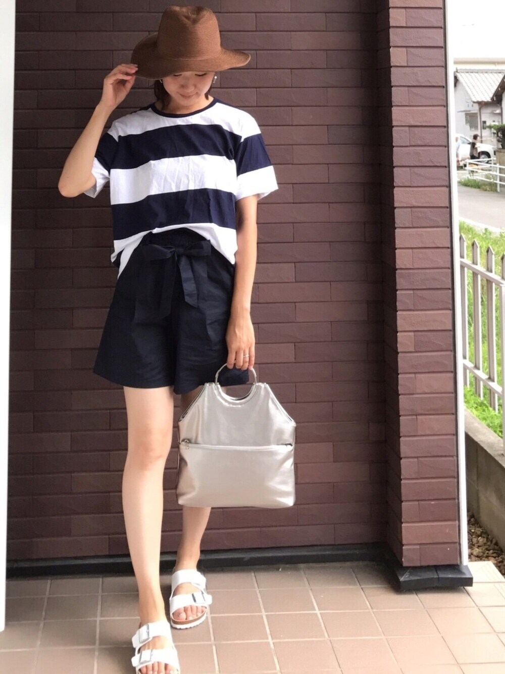 「夏コーデ、カジュアルコーデ、ユニクロ、GU、プチプラ、むぎわら帽子、birkenstock、ショートパンツ、ボーダートップス、サンダル」｜「Discoat Parisienのウォッシャブルワイヤーペーパーハット（ハット、ブラウン系）」を使った、mayuさん（レディース・165cm）の夏コーディネートの1枚目の写真