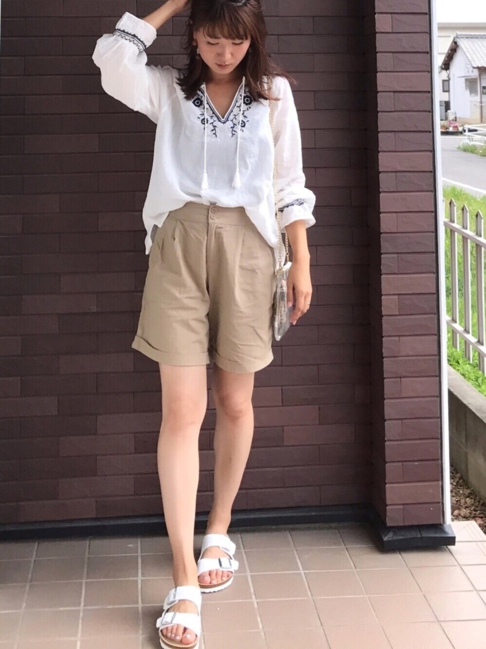 「サンダル、birkenstock、刺繍ブラウス、シンプル、ショートパンツ、ママコーデ、クリアバッグ、Discoat Parisien、夏コーデ、ゆるコーデ」｜「Discoat Parisienの綿麻ナシジ刺繍ブラウス（シャツ/ブラウス、ホワイト系）」を使った、mayuさん（レディース・165cm）の夏コーディネートの1枚目の写真