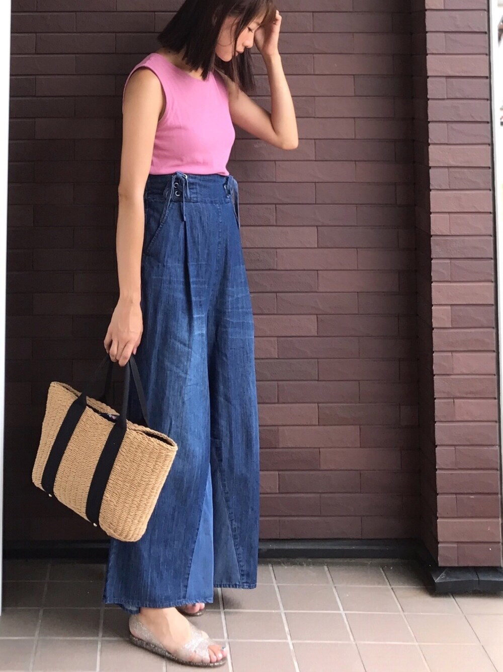 「シンプルコーデ、パンツスタイル、ワイドパンツ、きれいめカジュアル、ノースリーブ、デニムパンツ、ピンク、クリアサンダル、かごバッグ、Discoat Parisien」｜「Discoat Parisienのデニム切替ワイドパンツ（デニムパンツ、ブルー系）」を使った、mayuさん（レディース・165cm）の夏コーディネートの1枚目の写真