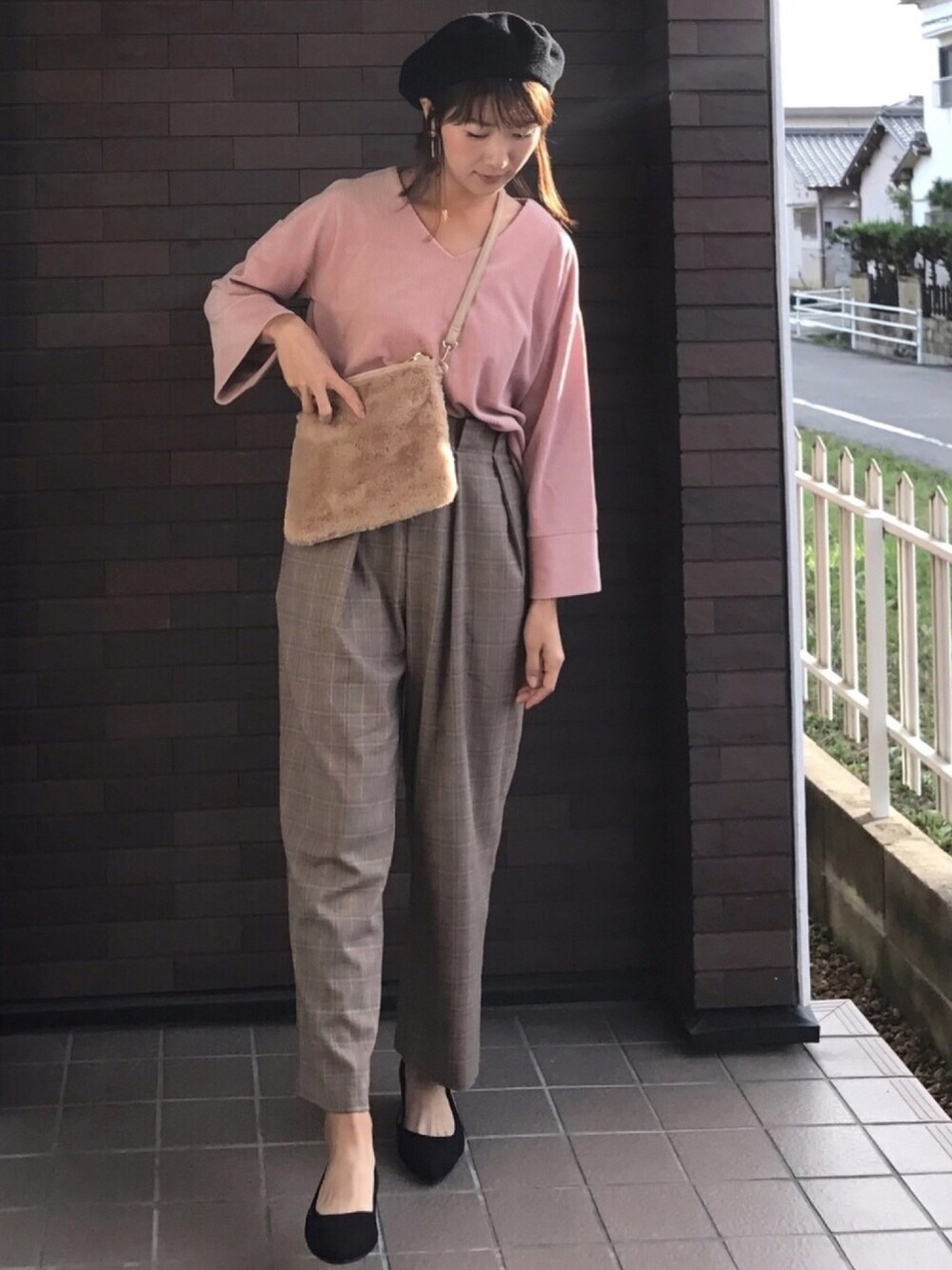 「秋冬、ファー小物、パンツスタイル、ピンク、秋、ベレー帽、グレンチェック、チェックパンツ、サコッシュ、コーデュロイ」｜「Discoat Parisienのグレンチェックタック入ワイドパンツ（その他パンツ、ブラウン系）」を使った、mayuさん（レディース・165cm）の秋コーディネートの1枚目の写真