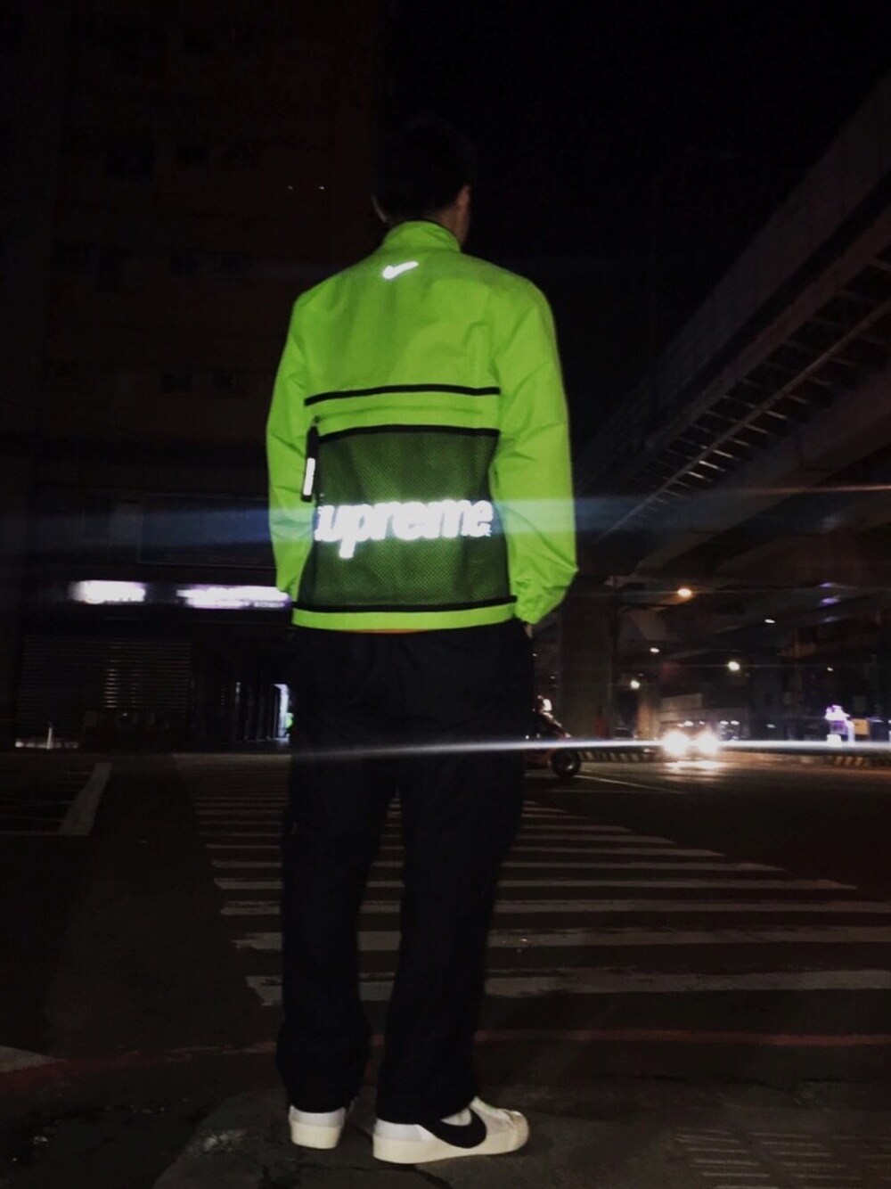 グリーン系のジャケット/アウター、ブラック系のパンツ、ホワイト系のシューズを着用したメンズの冬コーディネートの1枚目の写真